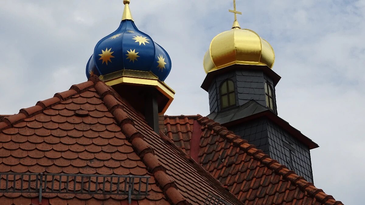 Накануне Пасхи люди приходят на торжественную всенощную службу в храм. Фото: www.piqsels.com 