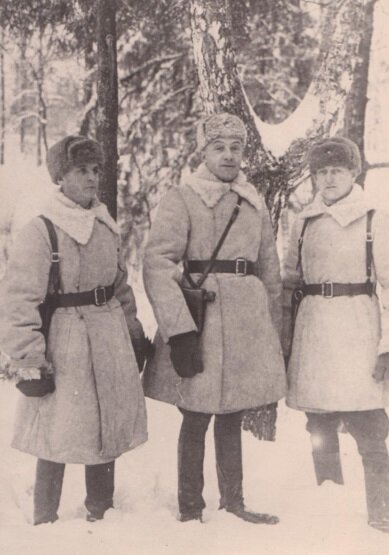 Декабрь 1941 г. район Перхушково под Москвой. Слева - начальник разведывательного отдела майор Великолепов Н.Н. Фото из фондов ЛОКМ.