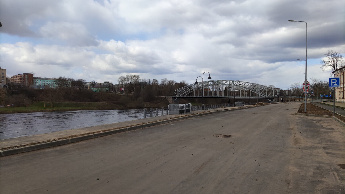 Вид от парковки гостиницы