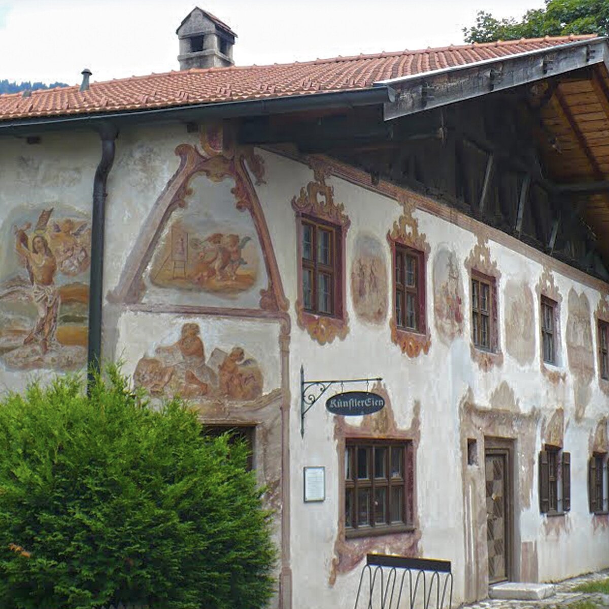 Дом музей кошмана сочи. Что такое дом иуды. Дом иуды. Роспись фасада дома в русском стиле по горизонтали. Расписные дома в обераммергау.