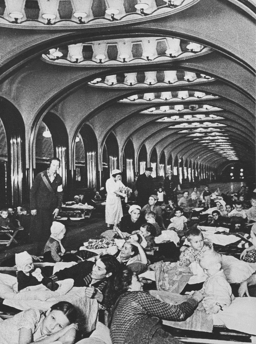 На станции Московского метрополитена имени В.И. Ленина «Маяковская» во время воздушной тревоги. Автор А. Шайхет. 1941 год. Главархив Москвы