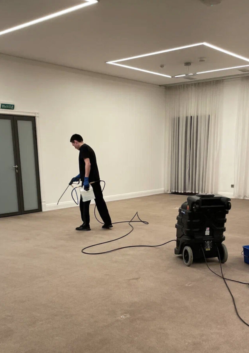 Pre-спрей, покрываем шампунем ковролин из шерсти с помощью профессионального оборудования Powr- Flite ( производства США). Гольф Клуб ул Довженко.