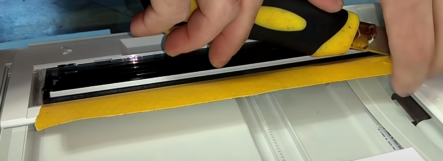 Белую полоску просто кладем. Можно не приклеивать