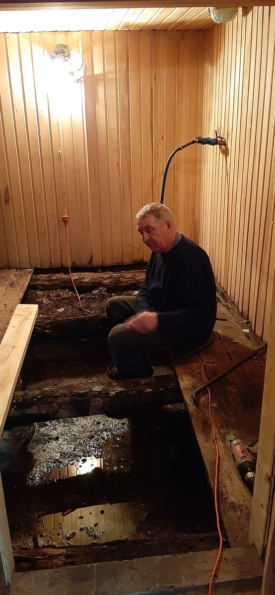 Старые прогнившие полы разобраны. Полы были дубовые. Фото автора.