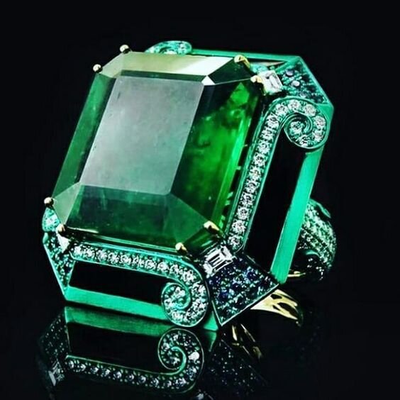 Кольцо с изумрудом и бриллиантами. Фото из Интернета