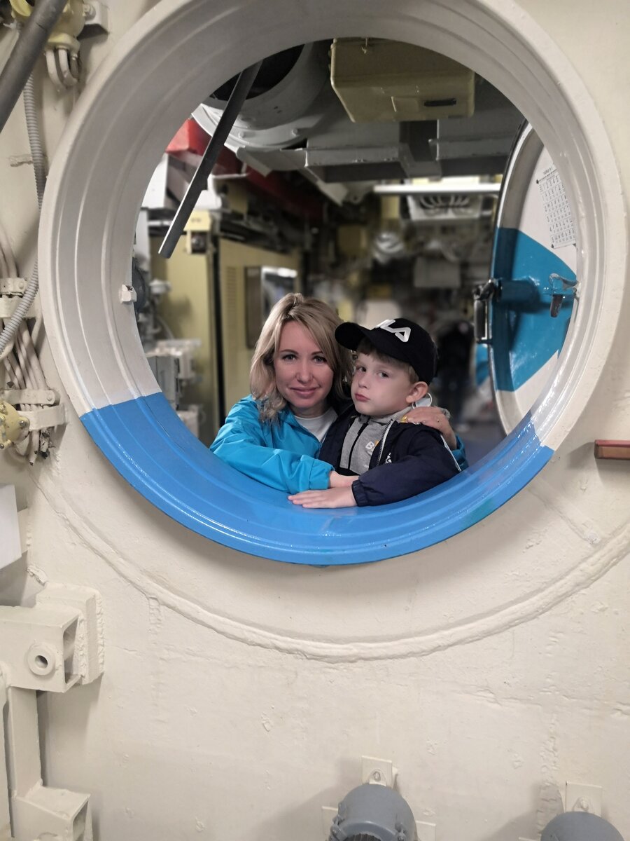 В последнем отсеке сфотографировались в штатном люке