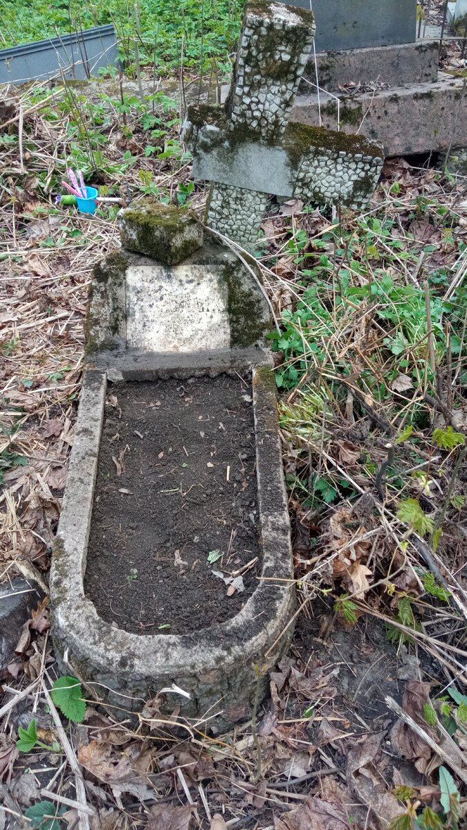 Вазон полностью сохранился с 1939 года, захотелось в нем подготовить место для цветов