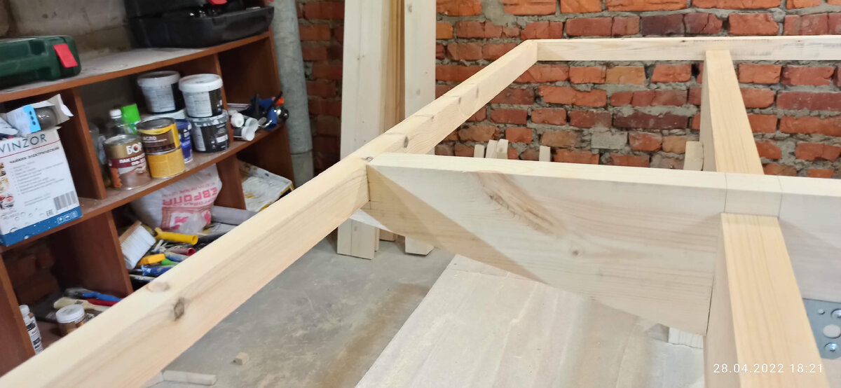 В несущих балках сделаны прорези.