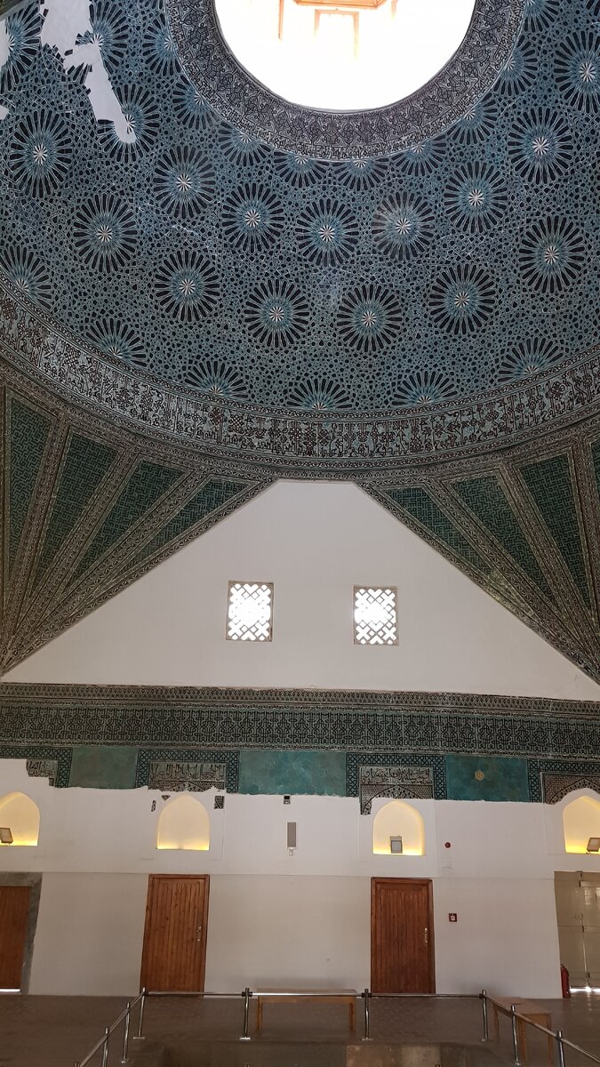 Чудесный мозаичный потолок - мусульмане достигли высшей степени мастерства в изготовлении мозаичных узоров из керамики. 