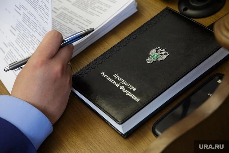 Прокуратура Лабытнанги провела проверку по делу жительницы города, которую в интернете шантажировал неизвестный. Он взломал ее социальные сети и вымогал деньги, угрожая женщине распространить данные интимного характера, сообщается в telegram-канале прокуратуры ЯНАО.«Установлено, что в апреле 2022 года неустановленное лицо у местной жительницы под угрозой распространения ее личных данных интимного характера вымогало денежные средства и в результате получил от потерпевшей 20 тыс. рублей, поскольку женщина реально опасалась осуществления указанной угрозы», — написали в пресс-службе ведомства.Прокуратурой Лабытнанги при этом отмечается, что неправомерному использованию личных данных правоохранительные органы не дали оценку. По этой причине сотрудники ведомства внесли требование начальнику ОМВД по г. Лабытнанги об устранении нарушений закона. В результате его рассмотрения было возбуждено дело о неправомерном доступе к компьютерной информации.