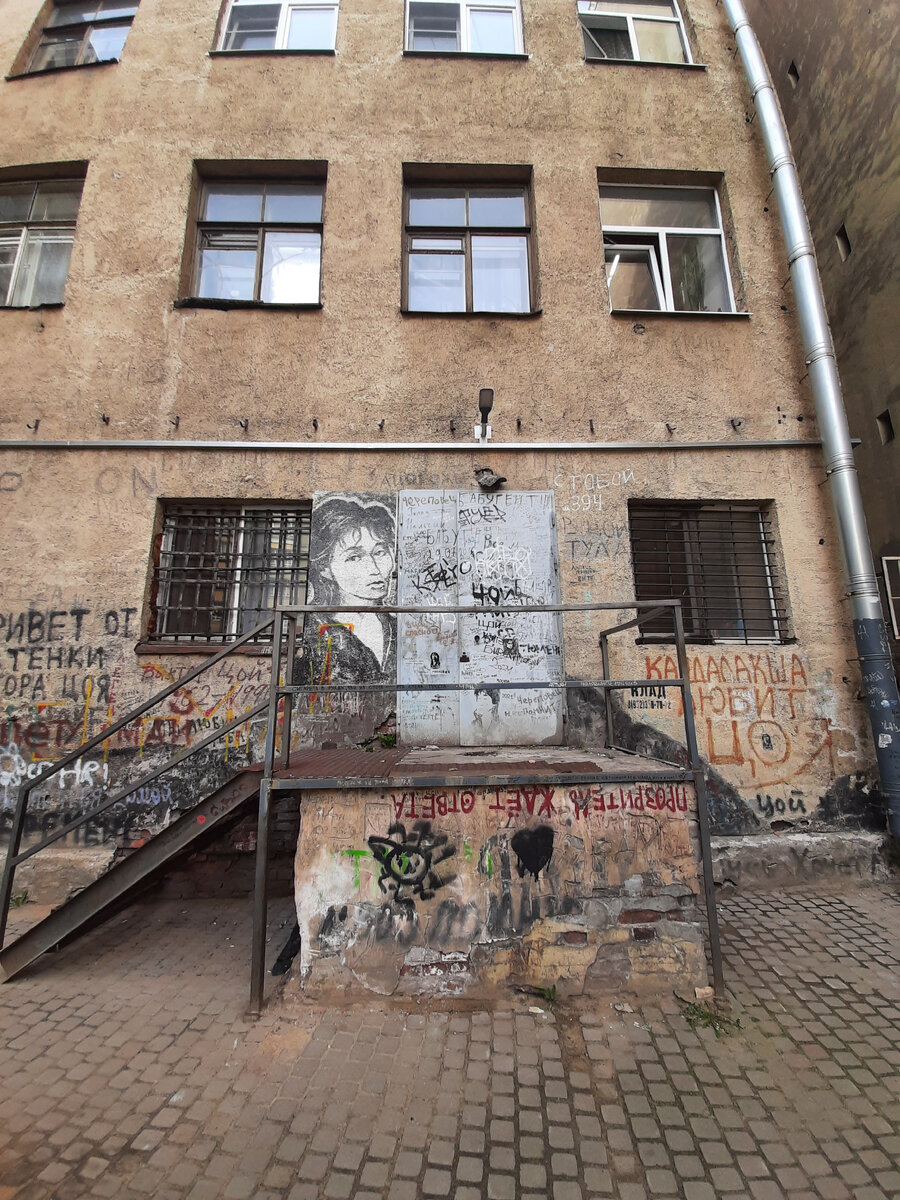 Территория не большая, но уютная.