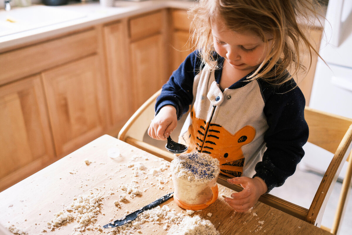 Почему ребенку нельзя запрещать играть с едой | Счастливые родители:  Parents.ru | Дзен