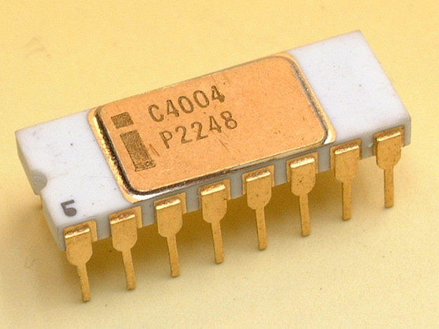 

Первым однокристальным микропроцессором считается 4-битный Intel 4004, вышедший 15 ноября 1971 года. Компания Intel только начинала свой путь становления и ее создатели, Роберт Нойс, Гордон Мур и Эндрю Гроув, потратили немало сил на процесс развития. Благодаря вкладу итальянского физика Федерико Фаджина, инженерам компании удалось разместить ключевые компоненты на один чип и создать микропроцессор 4004.

Intel 4004 производился по 10-мкм техпроцессу, насчитывал 2250 транзисторов и работал на частоте 108 кГц (проводил 92 600 операций в секунду). Частота синхронизации была 740 кГц. Объем памяти доходил до 4 Кб, разрядность шины — 4 бита. Площадь кристалла составляла 12 мм2.