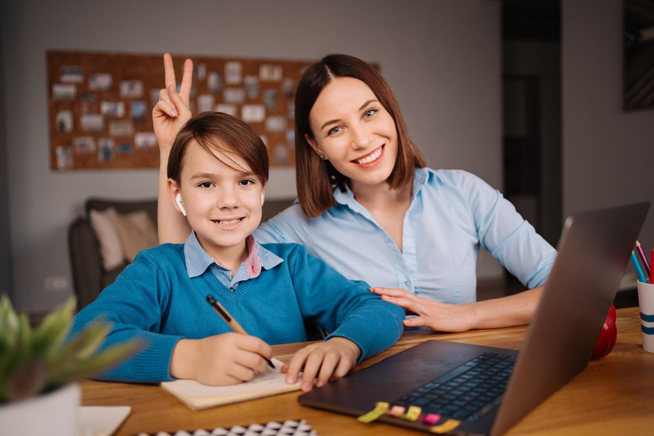 Подростковая пора. Учитель с ноутбуком. Teacher with Notebook.