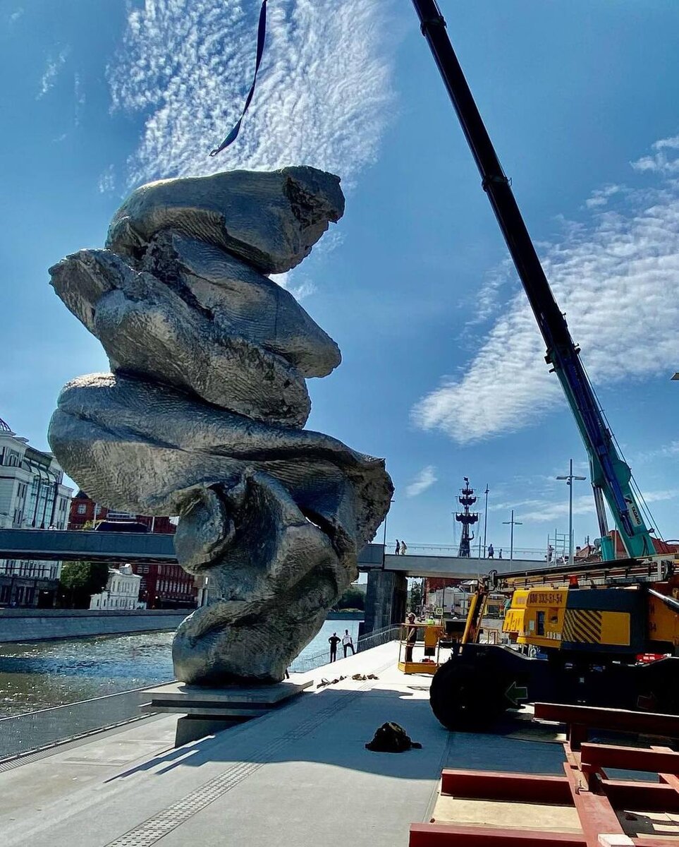 памятник большая глина в москве