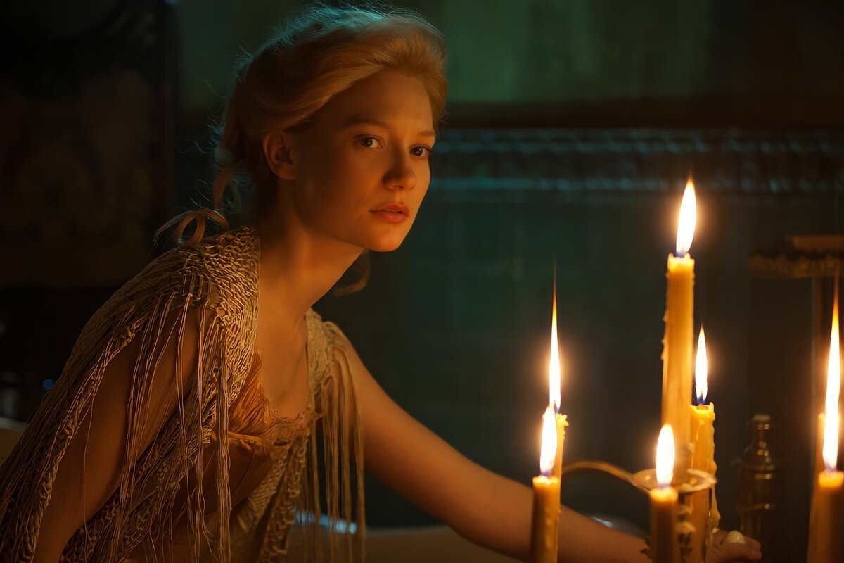 Миа Васиковски. Кадр из фильма «Багровый пик», 2015 год, режиссер Гильермо дель Торо