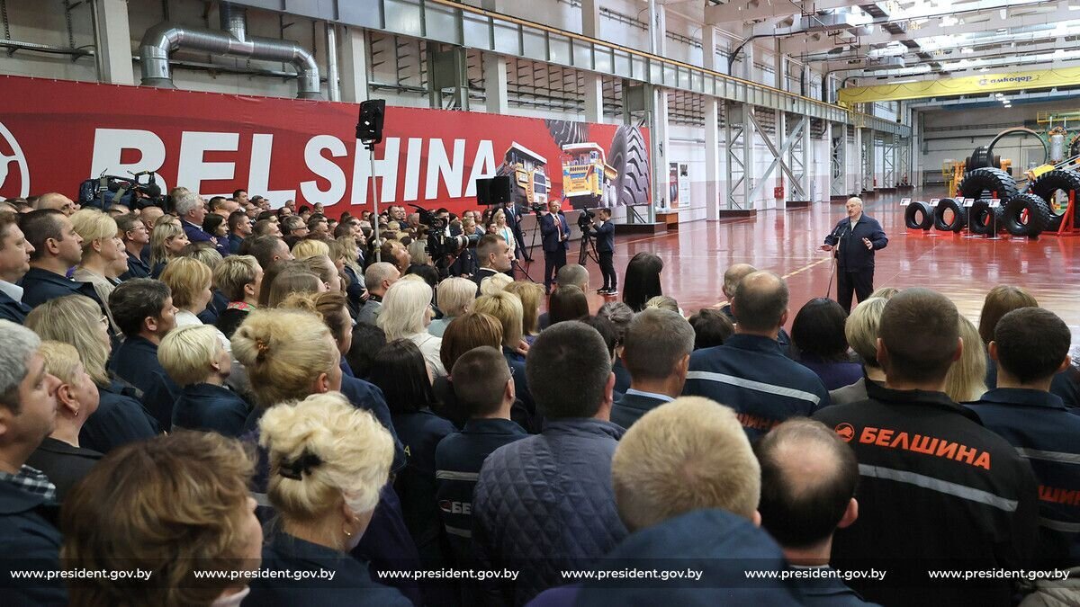 Выступление Лукашенко на заводе «Белшина» в Бобруйске было созвучно речью Путина на ПМЭФ. Многие темы пересекались. Источник: president.gov.by