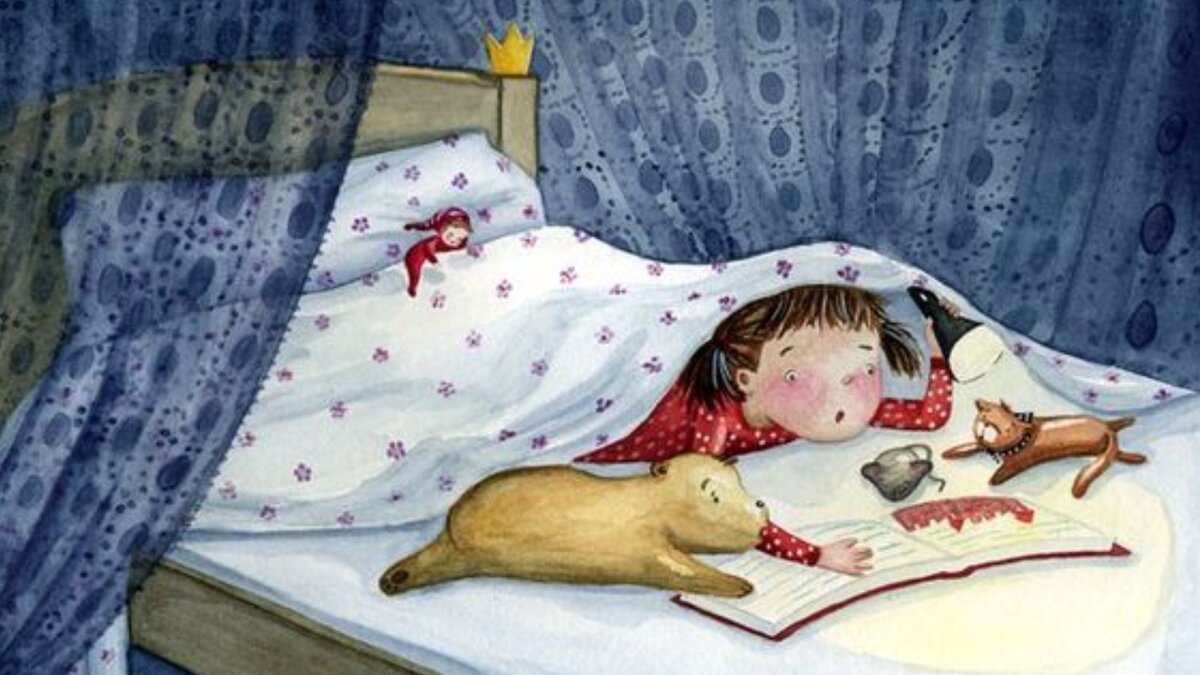 Читать книгу и спать. Чтение под одеялом. Ребенок под одеялом. Девочка под одеялом.