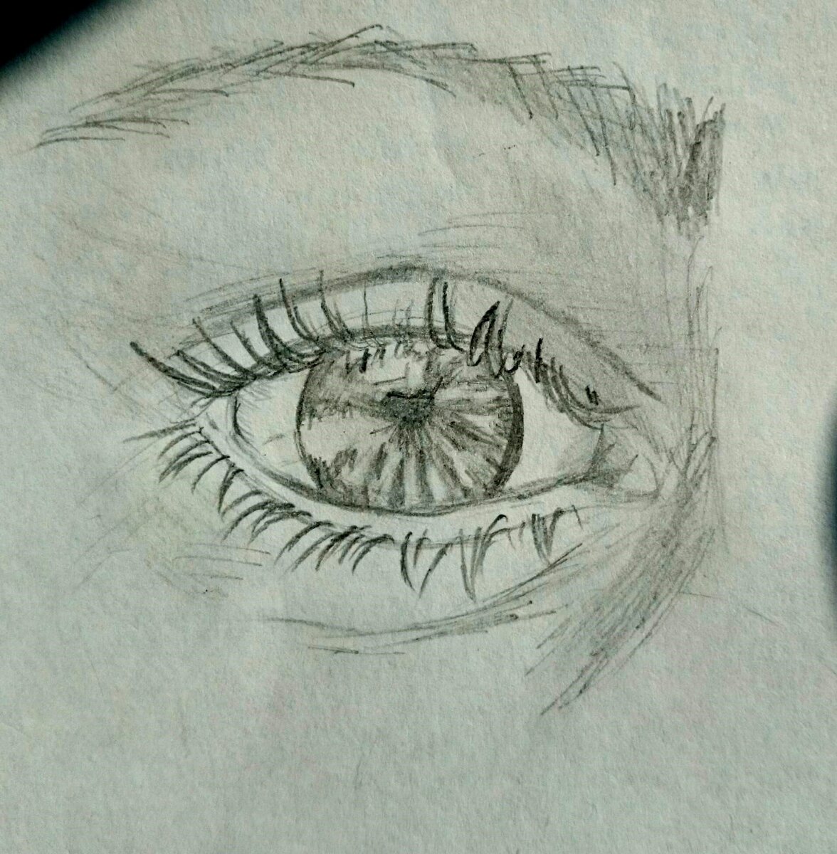 глаза мои,  нарисованы в разное время, и оба раза до полного автопортрета дело так и не дошло... :)