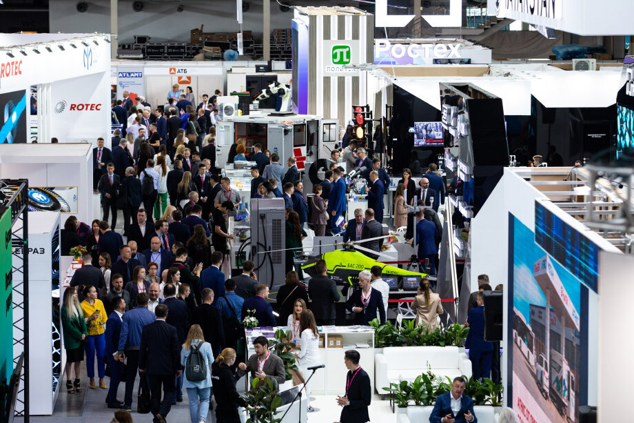 На выставке можно было увидеть беспилотники, электробусы и автомобили на водородном топливе. Фото: Анна Майорова/Octagon.Media