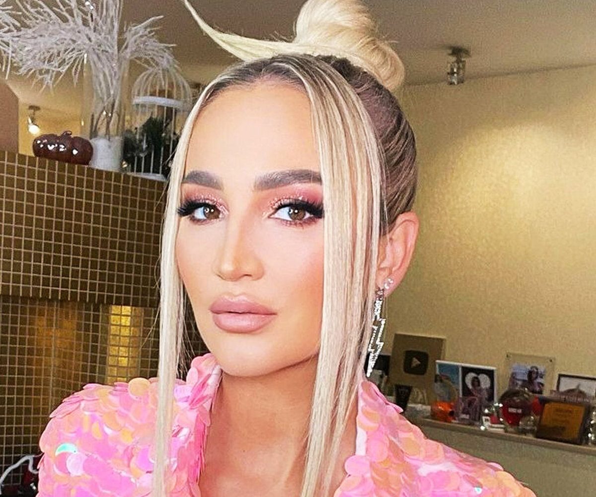     «Грудь потерялась»: Ольга Бузова оконфузилась в кокетливом платье без бюстгальтера