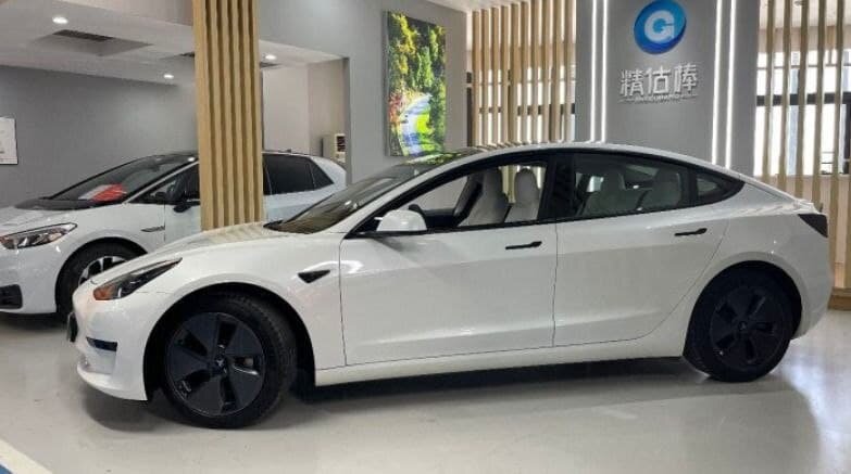Tesla model 3 (вид сбоку)