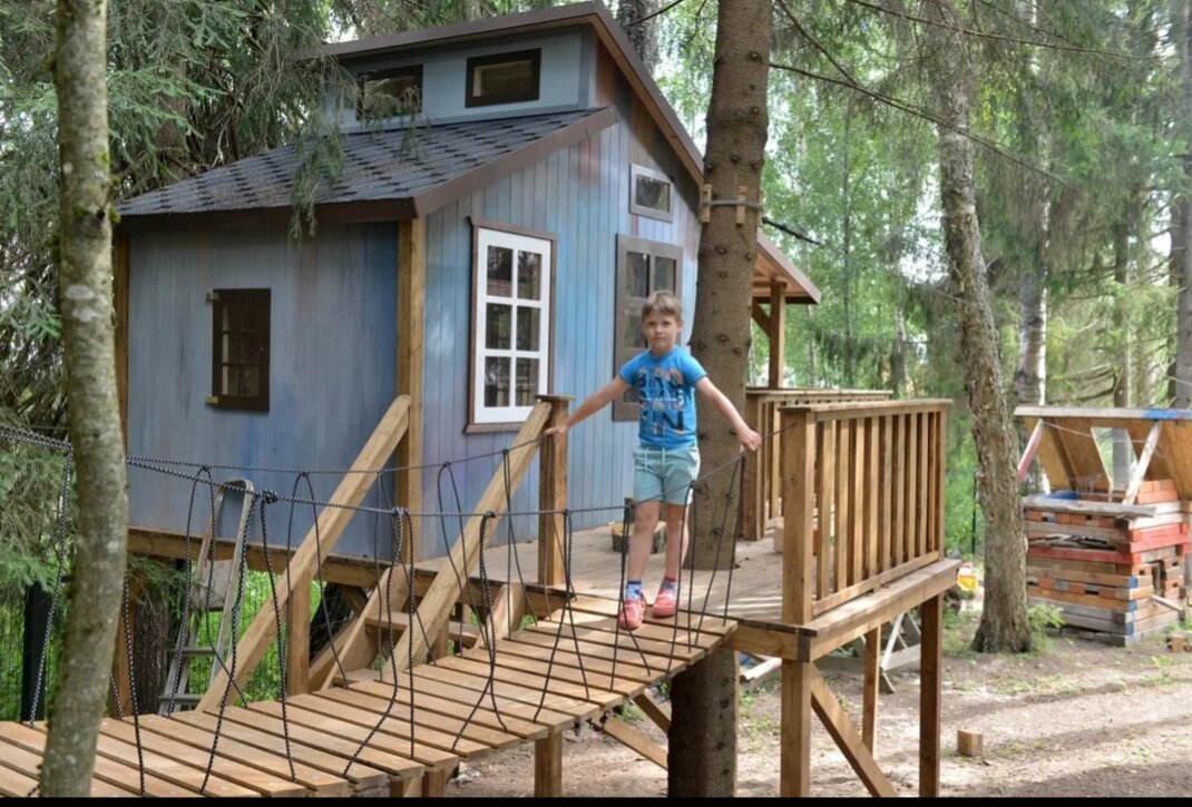 Мальчик и домик