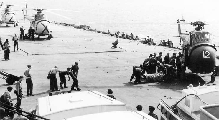 1956: Пострадавшие во время Суэцкого кризиса поднимаются на борт корабля "Тесей". (Фото любезно предоставлено Бернардом Робертсом, Р.Н.)