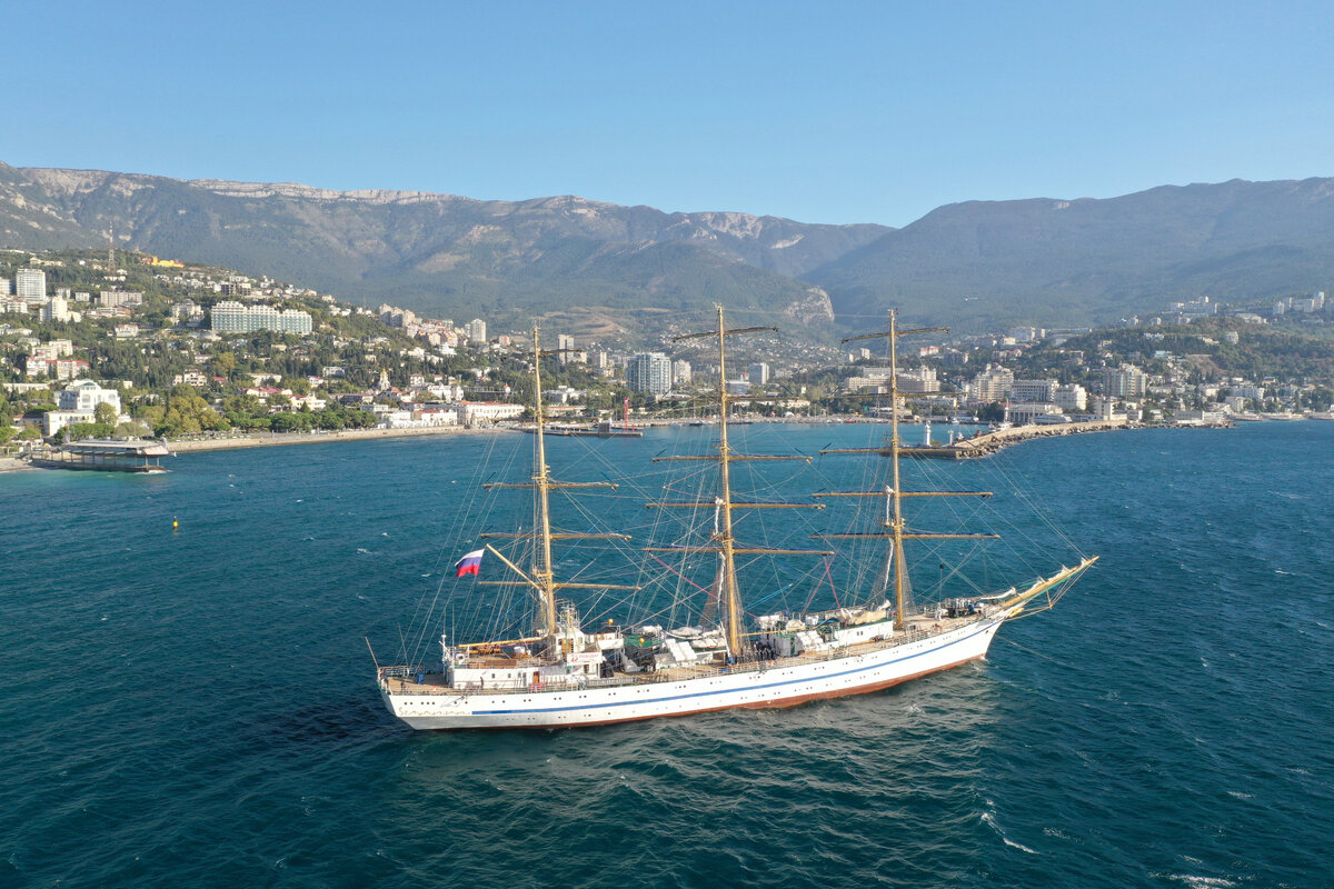 Парусник «Херсонес» у побережья Ялты // Фото: Туристический портал Республики Крым, Сергей Коршунов