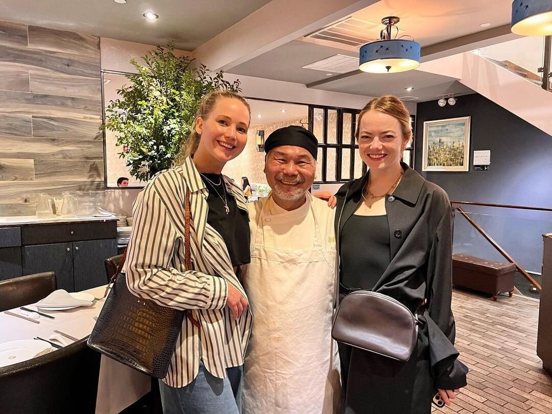 Дженнифер Лоуренс и Эмма Стоун с шеф-поваром Hwa Yuan Szechuan