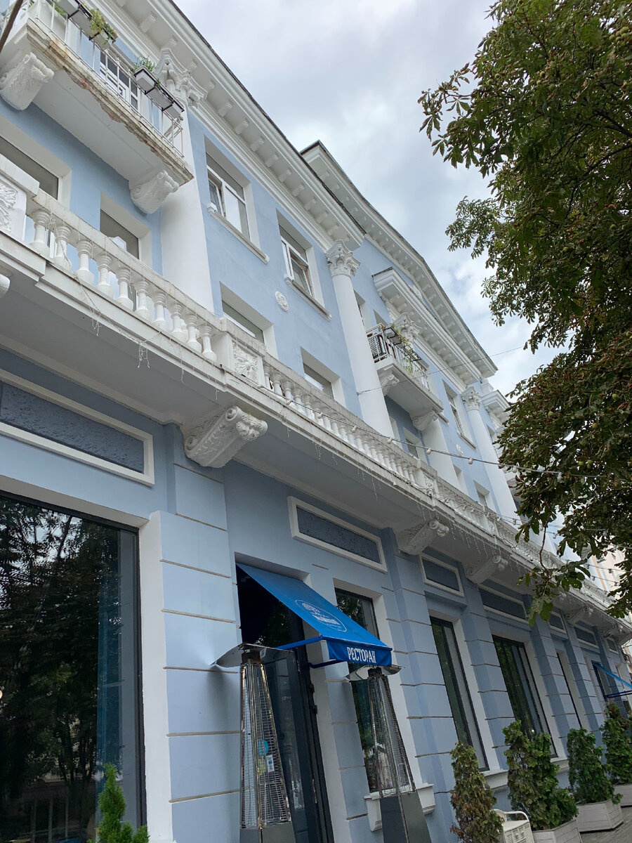 Гостиница в центре Майкопа в красивом старом здании. Фото автора