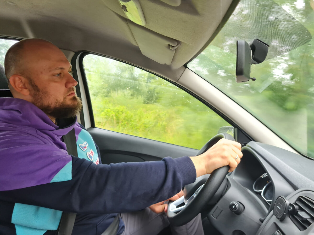 Автор за рулём арендного Логана. Где-то на просторах Кёнигсбергской области