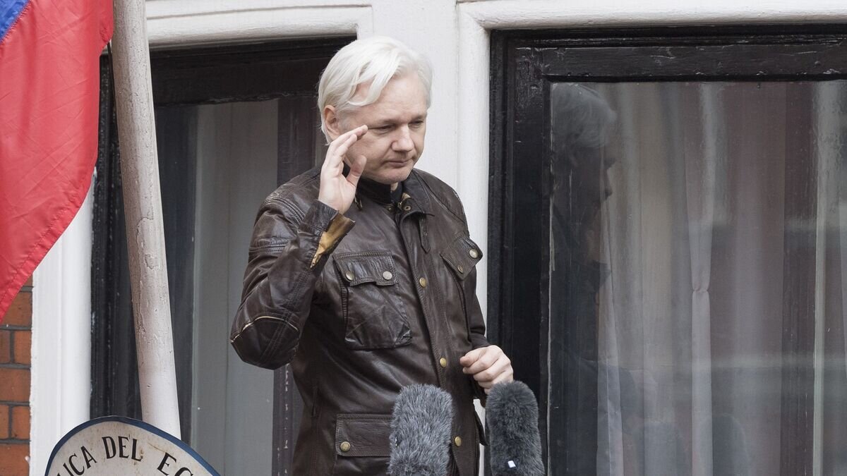    Сооснователь WikiLeaks Джулиан Ассанж на балконе здания посольства Эквадора в Лондоне© РИА Новости / Алекс Макнотон