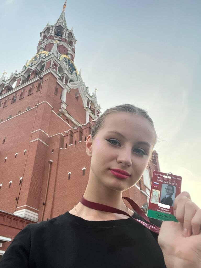 Варвара с бейджем участника фестиваля