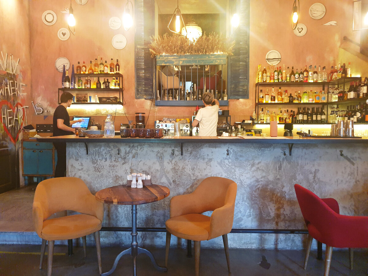 Бар. Над баром за окошками та самая антресоль