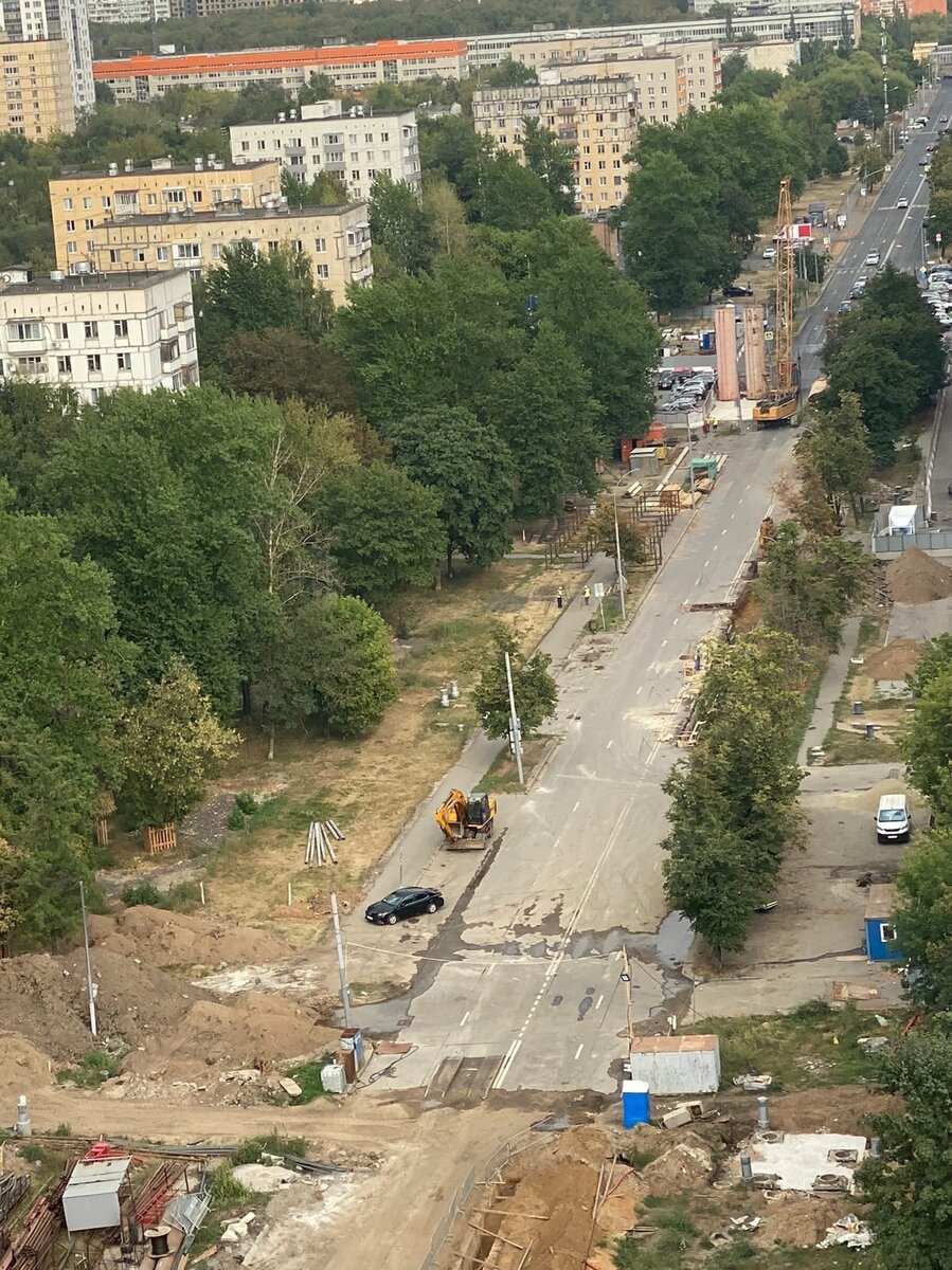 📷 1: На площадку строительства станции «Бульвар Карбышева» и оборотных тупиков за станцией начался завоз оборудования компании "Основа" для работ по стене в грунте (СВГ) будущего котлована. Начаты работы по пионерной траншее СВГ.