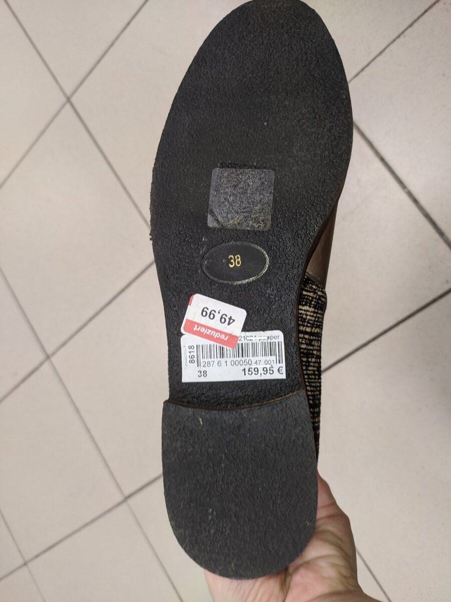 Видно, что в носке не были. Возможно сток, ибо есть полная цена, есть цена со скидкой, предполагаю, что они так и не продались, и приехали в итоге к нам. Подошва запачкалась после того, как я в них прошлась)