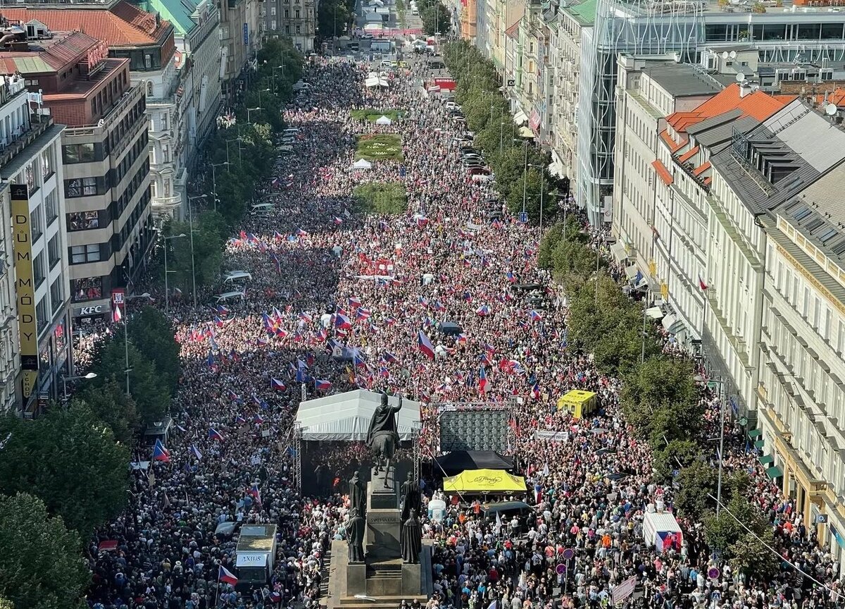 Европейский выход. Митинг в Праге 2022. Протесты в Европе 2022. Вацлавская площадь в Праге. Протестные акции.