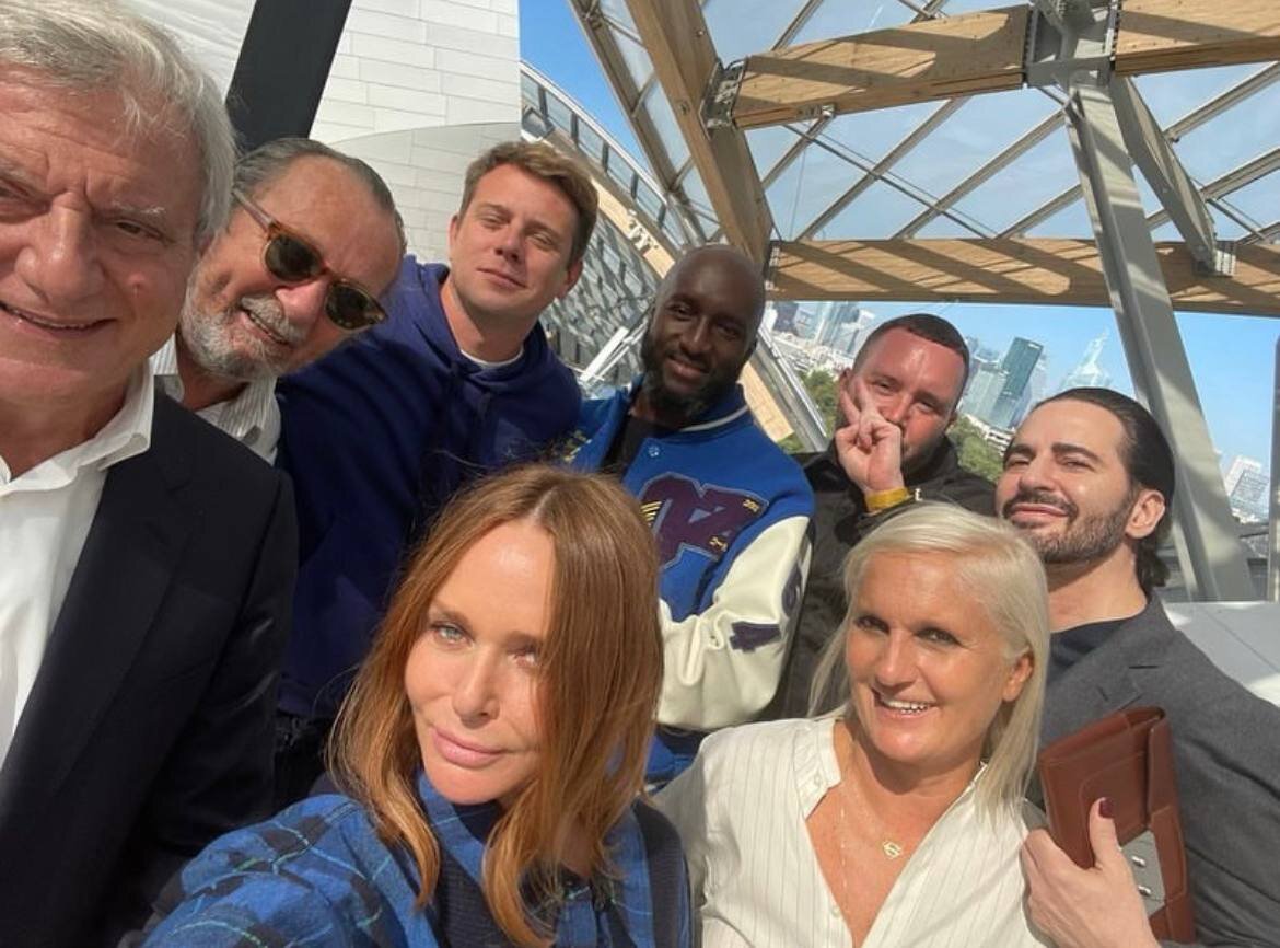     Жюри конкурса для молодых дизайнеров LVMH Prize, справа — Ким Джонс и Марк Джейкобс. Фото: @mrkimjones