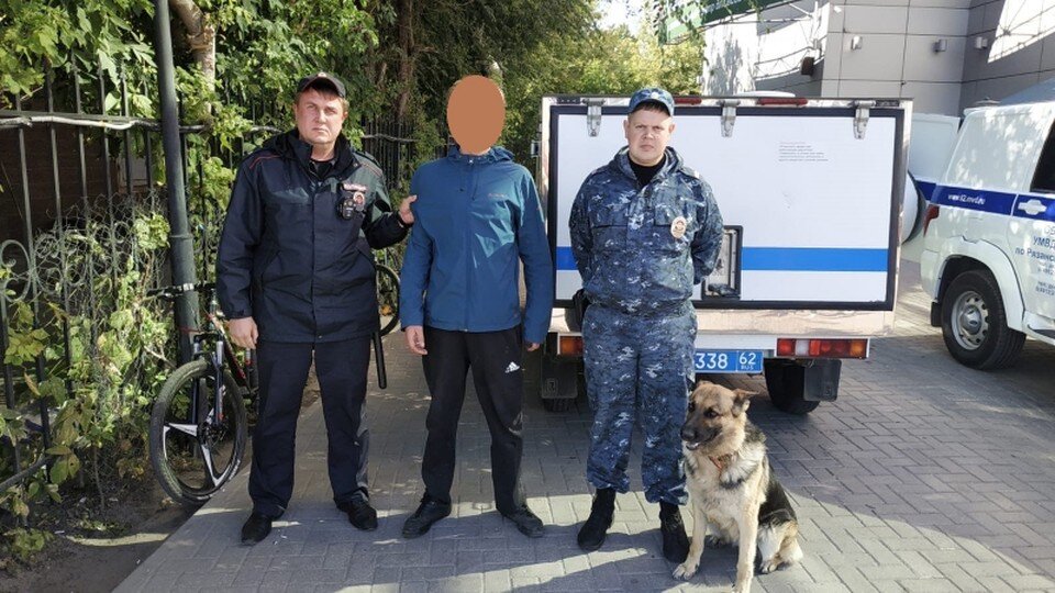     По доброй традиции рязанские полицейские сфотографировались с задержанным.