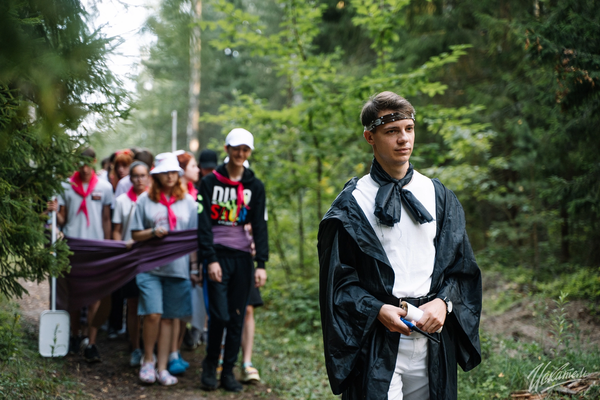 Веду куда-то детей. На самом деле, это квест в лагере «Искатель»
