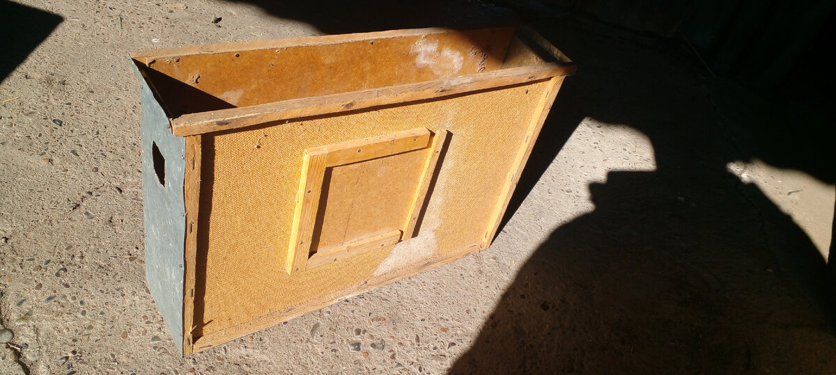 Садок с окном с боку , так же есть свой леток точно совпадающии с верхним летком улья или 2-го, 3-го корпусов , окно служит для выхода матки из него в период обьядинения с отводком или семьей .