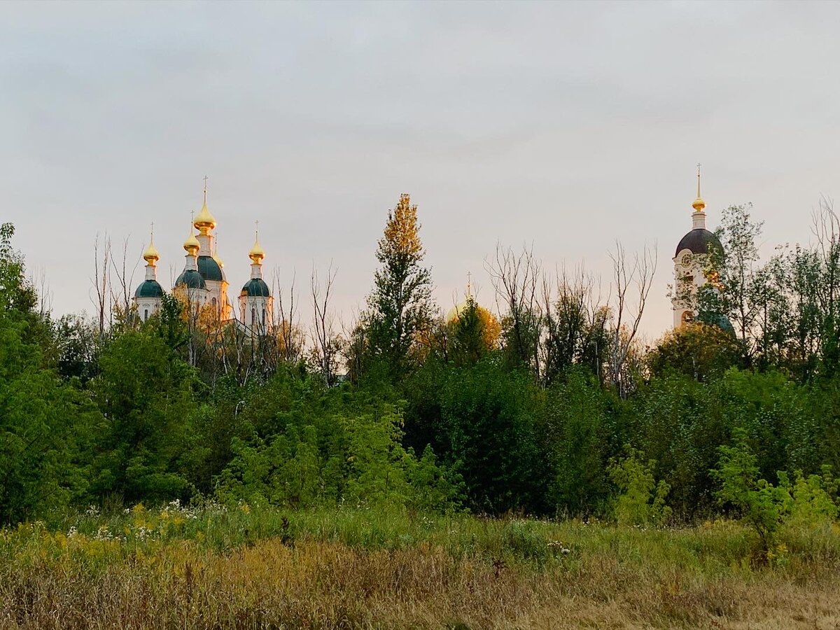 Заливной луг и монастырь на закате 