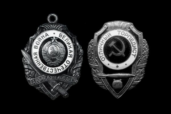 Слева - проектный макет ордена Отечественной войны, созданный Сергеем Дмитриевым, справа - реально существовавший нагрудный знак "Отличный торпедист", учреждённый 21 мая 1942 года