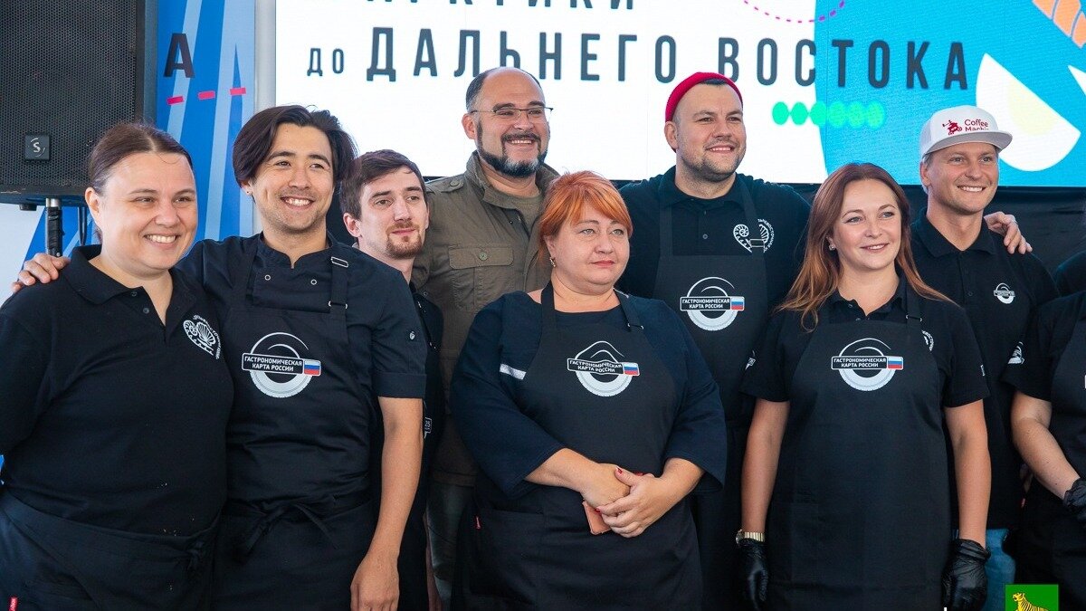     В последнюю субботу сентября глава Владивостока Константин Шестаков вместе с журналистами позавтракал прямо на центральной площади города. В дальневосточной столице продолжает работу гастрономическая площадка «От Арктики до Дальнего Востока».