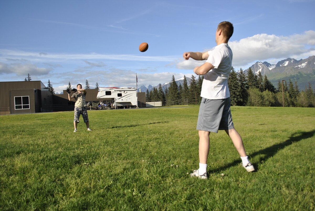 С Мишей, товарищем из Украины, бросаем тот самый мяч.