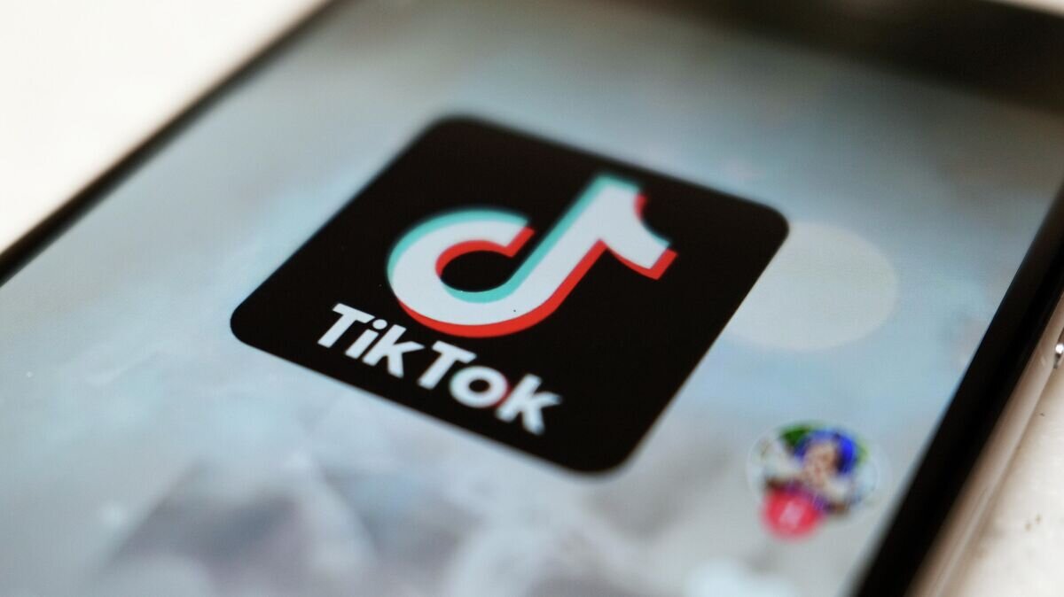    Логотип приложения TikTok на экране смартфона© AP Photo / Kiichiro Sato