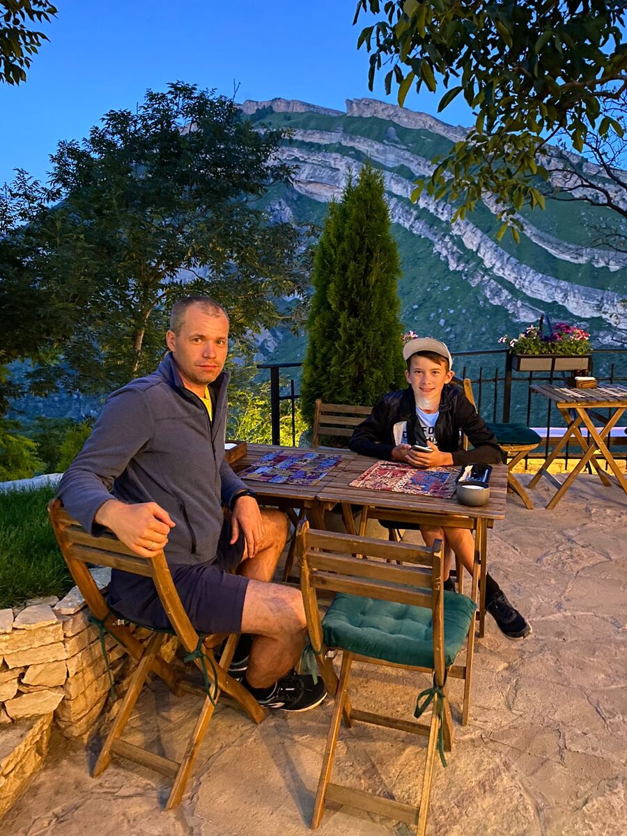 Здесь есть закрытая часть кафе на случай непогоды