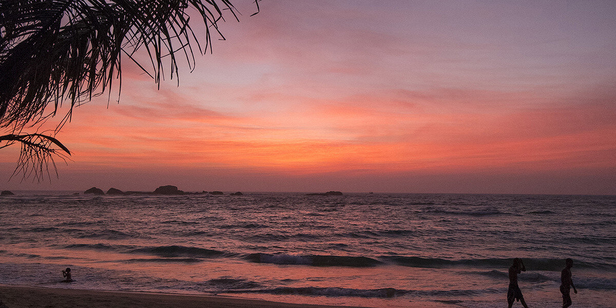 Океан омывающий шри ланку. Шри Ланка море или океан. Шри Ланка волна закат. Фото заката в Хиккадуве. Шри Ланка океан волны.