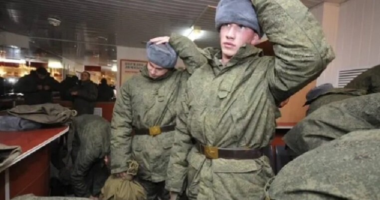 Проблемы с обеспечением мобилизованных экипировкой возникли не из-за отсутствия формы, а, скорее всего, не готовности соответствующих органов военного управления. 